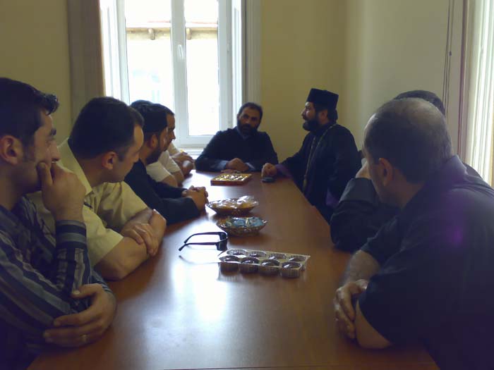 Eпископ Вазген Мирзаханян посетил армянский молодежны центр