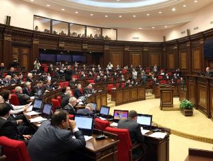 Депутаты парламента Армении почтили минутой молчания память жертв армянских погромов в Сумгаите