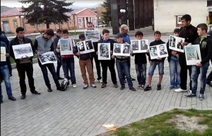 Молодежь Ахалциха почтили память жертв Геноцида армян со свечами и портретами убитых представителей интеллигенции