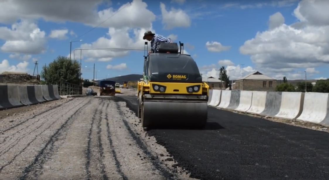 В селе Сатха проводятся работы по асфальтированию дорог