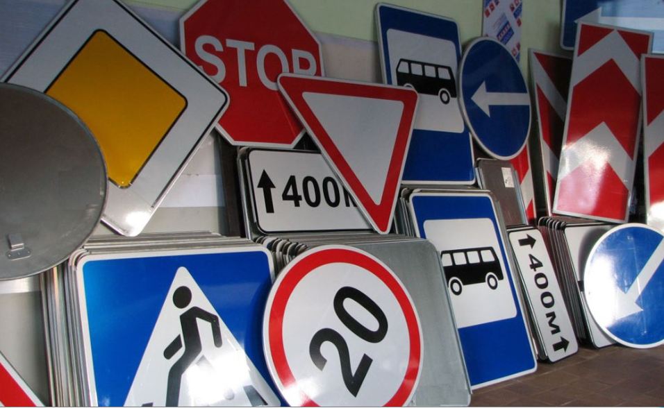 В городе Ахалцихе могут поменять места знаков дорожного движения
