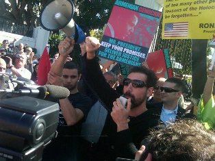 Армяне Калифорнии и лидер группы System of A Down провели акцию против Барака Обамы