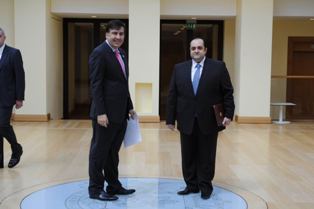 Посол Армении вручил верительные грамоты президенту Грузии