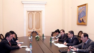 Премьер-министр Армении встретился с послом Грузии