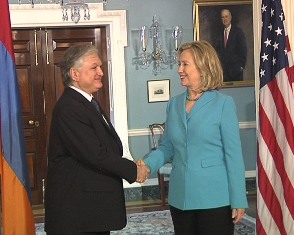 В США знают лишь одно – встреча Клинтон с главой МИД Армении была «теплой»